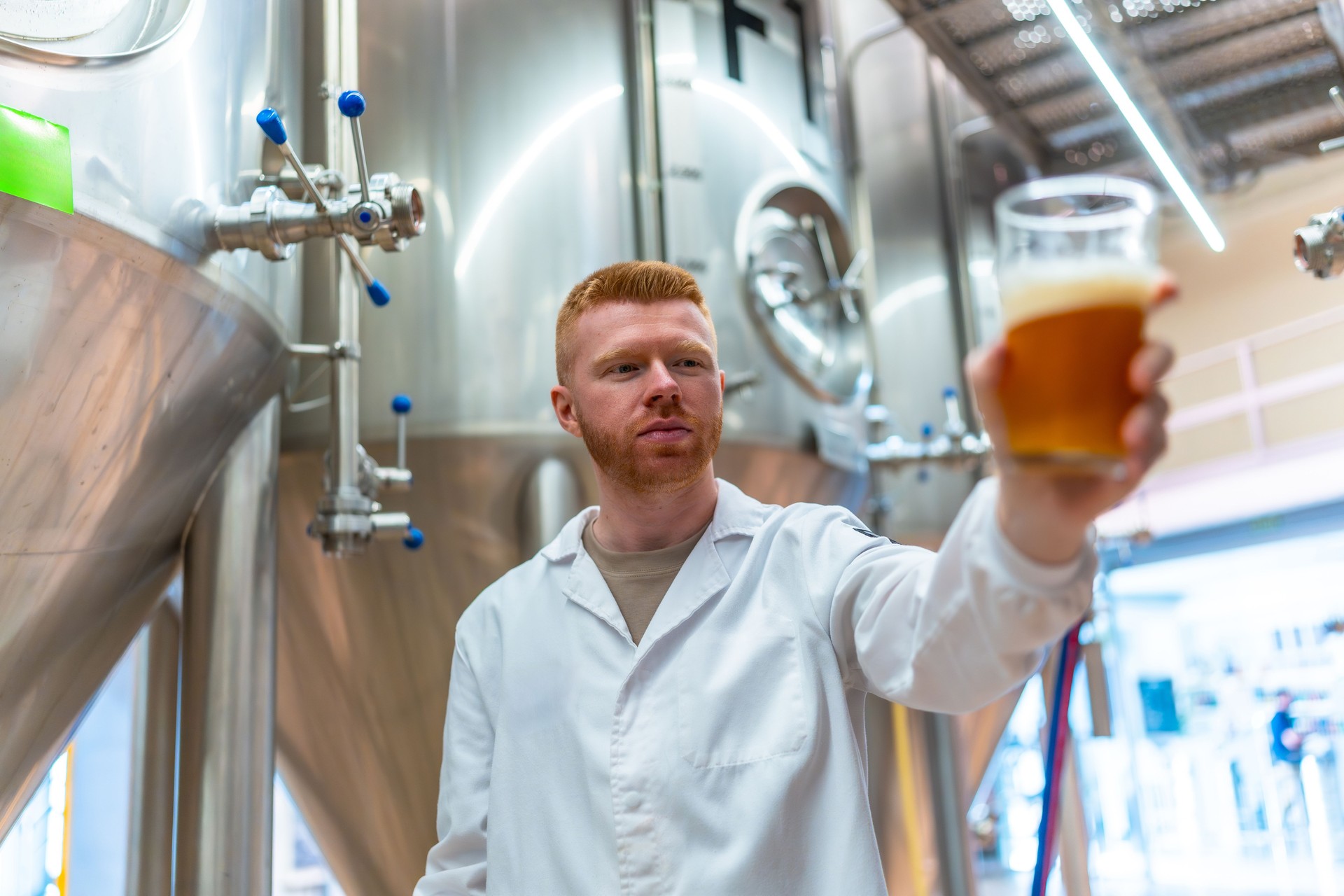 Brewmaster na indústria conferindo a qualidade da cerveja artesanal